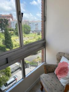 Pokój z oknem z kanapą i widokiem w obiekcie La Casa Del Marino w mieście Avilés