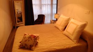 a bedroom with a bed with two pillows at Hotel Rural El Secreto de Julia in Ríoseco