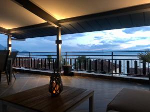 balcón con mesa y vistas al océano en Lagadin Lakeview Apartment, en Ohrid