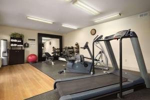 una habitación con un gimnasio con cinta de correr y equipo de ejercicios en Days Inn by Wyndham Las Cruces, en Las Cruces