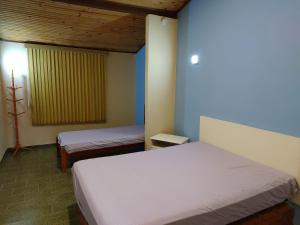 a bedroom with two beds and a window in it at Recanto do Luar in Pinhalzinho +46 photos