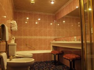 Kupatilo u objektu Argyll Arms Hotel