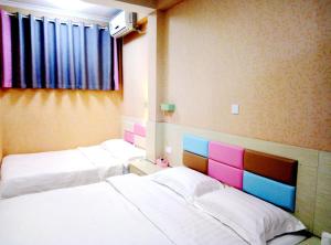Ένα ή περισσότερα κρεβάτια σε δωμάτιο στο Qufu Garden Hotel