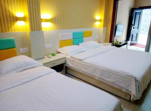 Ένα ή περισσότερα κρεβάτια σε δωμάτιο στο Qufu Garden Hotel