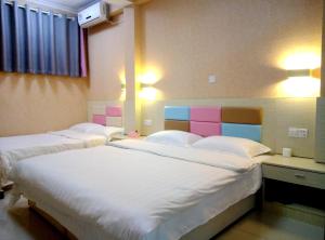 Ένα ή περισσότερα κρεβάτια σε δωμάτιο στο Qufu Garden Hotel