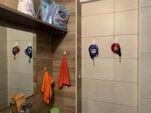 uma casa de banho com toalhas penduradas numa parede em Nuovissimo appartamento lungomare (check out 13:00) em Bari