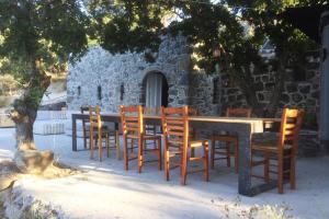 Φωτογραφία από το άλμπουμ του My Old Stone House in a 2 000 sqm private garden with Fab Glamping Tent στο Μανδράκι +46 φωτογραφίες