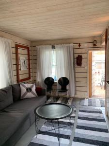 Posezení v ubytování Stugan med Bryggan i Gamla Staden