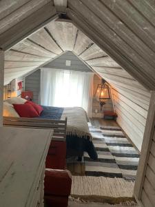 ein Schlafzimmer mit einem großen Bett in einem Zimmer in der Unterkunft Stugan med Bryggan i Gamla Staden in Eskilstuna