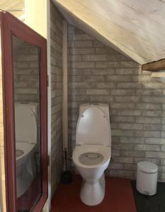 Koupelna v ubytování Stugan med Bryggan i Gamla Staden + 37 fotografií
