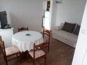TV a/nebo společenská místnost v ubytování Apartmani Sol Vlašići