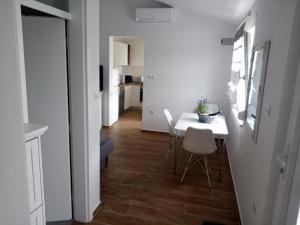 Kuchyň nebo kuchyňský kout v ubytování Apartmani Sol Vlašići