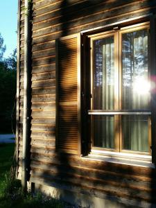 una ventana en el lateral de una casa de madera en Sporthotel Grünau - Wimmergreuth en Grünau im Almtal