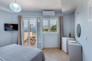 1 dormitorio con 1 cama y balcón en Egialion Iqia, en Argostoli