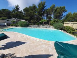Hôtel Eze Hermitage内部或周边的泳池
