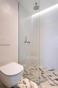 e bagno con servizi igienici e doccia in vetro. di Guesthouse Niriides a Spetses
