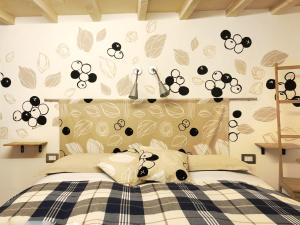 un dormitorio con una cama con un montón de gafas negras en la pared en A Casa Di Olga, en Florencia