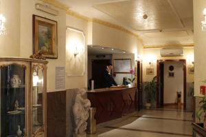 una mujer está parada en un mostrador en un museo en Hotel Genio en Roma