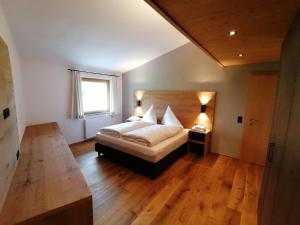 a bedroom with a bed and a window at Ferienwohnungen Strass im Zillertal in Strass im Zillertal