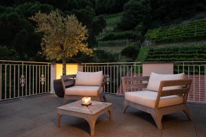 A seating area at Ladurnerhof Boutique Apartments Meran