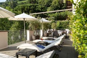 A balcony or terrace at Ladurnerhof Boutique Apartments Meran