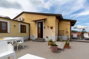 ソレントにあるRossy House Sorrentoのパティオ(テーブル、椅子付)、