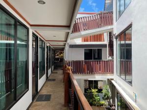 un gatto è seduto sul balcone di un edificio di Sinsamut Koh Samed a Ko Samed