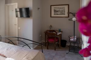 TV a/nebo společenská místnost v ubytování Città Di Castello Rooms