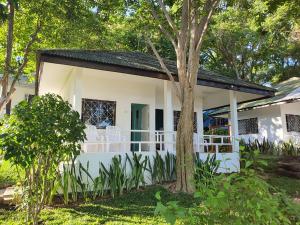 Gallery image of Blue Bay Bungalow in Ko Samed