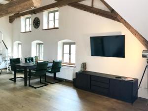 TV a/nebo společenská místnost v ubytování Gut am See