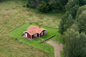una pequeña casa en medio de un campo en Wismens Natur & Fiske, en Krogsered