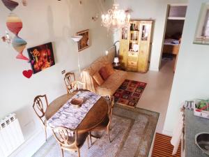 een woonkamer met een tafel en een bank bij BIENNALE FLAT IN GIARDINI in Venetië