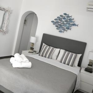 1 dormitorio con 1 cama con 2 toallas en Nea Stira Studios Kondilia, en Nea Styra
