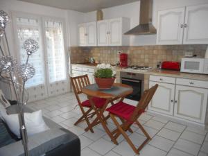 A kitchen or kitchenette at La Cigale