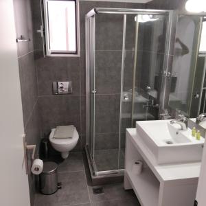 A bathroom at Nea Stira Studios Kondilia Még 37 kép