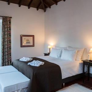 sypialnia z łóżkiem z dwoma ręcznikami w obiekcie Hotel Rural Monte da Provença w mieście Elvas