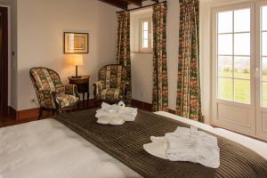 ein Hotelzimmer mit einem Bett mit Handtüchern darauf in der Unterkunft Hotel Rural Monte da Provença in Elvas