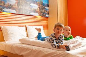 Postel nebo postele na pokoji v ubytování JUFA Hotel Grünau im Almtal