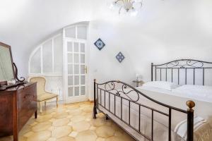 1 dormitorio con 1 cama, vestidor y ventana en Il Nido Casa Vacanze, en Atrani