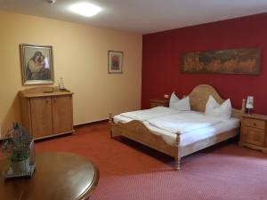 - une chambre avec un lit et une table dans l'établissement Werdenfelser Hof, à Garmisch-Partenkirchen