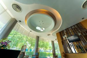 a room with a round ceiling with a large window at Royal Delight Hotel in Bangkok