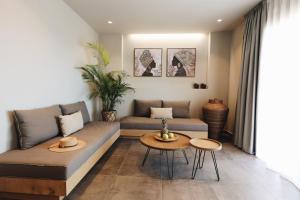 a living room with a couch and a table at Costa D' Ifesto in Agios Ioannis Kaspaka
