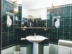 A bathroom at Júlia Vendégház