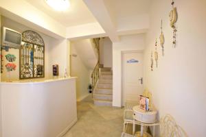 un pasillo de una casa con una escalera y una habitación en Tiniotissa Studios, en Tinos