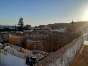 uma vista de uma cidade a partir do topo de uma parede em Apartamento junto a la Catedral 2 dormitorios em Almeria