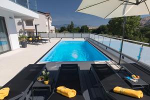 Bazén v ubytování Villa Supernus with Heated Pool nebo v jeho okolí
