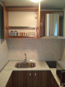 encimera con fregadero y espejo en Vila DVA 3, en Golden Sands