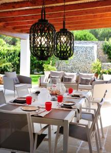 un patio con tavolo, sedie e luci di Masseria San Rocco a Gallipoli