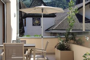 ラグンドにあるFerienwohnung mit Garage, Fahrradraum und sehr großer sonnenverwöhnten Terrasseの傘付きテーブル
