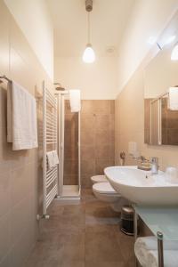 a bathroom with two sinks and two toilets at La corte dei tre in Torre del Lago Puccini